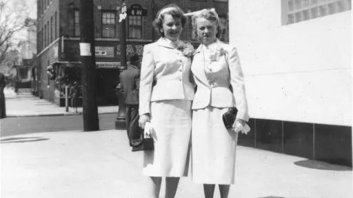 Martha (t.v.) og Signe Engedal fotografert i Brooklyn påsken 1955