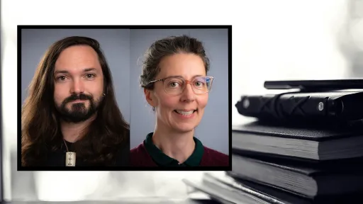 Portrettfoto av Mikkel Berg-Nordlie og Marthe Handå Myhre mot bakgrunn av en stabel med bøker og en penn