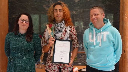 Vinner av ÅHL pris Lorenzo Imperitura, flankert av komitemedlem Paula Mikkalsen (til venstre) og Reinert Skumsnes (til høyre). Foto: Dragana Lukic