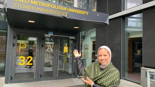 Khadeja Zaza utenfor inngangen til OsloMet