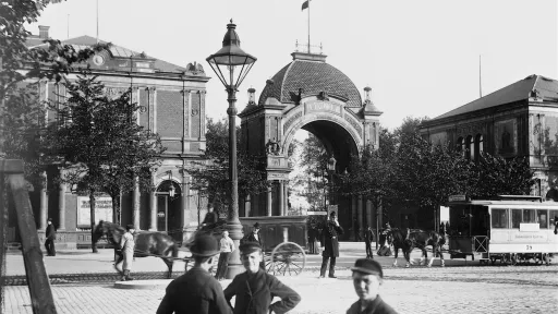 To menn og en ung gutt ved Tivoli i København, cirka 1900, fotografert av Fredrik Riise