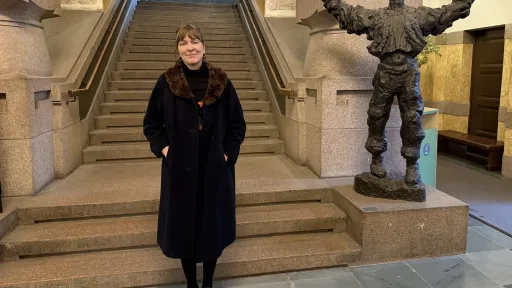 Stipendiat Christine Lillethun Norheim fotografert foran en stentrapp