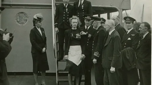 Margit Johnsen dekoreres for sin innsats under 2. verdenskrig. Kapteinen står til høyre for Margit, admiral Ritchie foretok dekoreringen. Til høyre for admiralen er den norske konsul i Liverpool, Johan Vogt, som foretok dekoreringen fra norsk side.