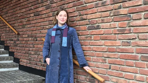 Stipendiat Thora Bjørke Sandberg, i trappen utenfor Institutt for samfunnsforskning