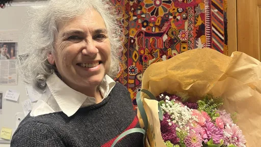Professor Rania Maktbai med blomsterbuketten hun fikk for årets artikkel i Tidsskrift for kjønnsforskning