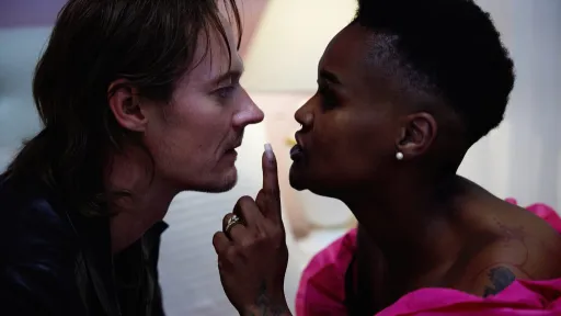 Fra Hedda Gabler-oppsetningen på Det Norske teatret i 2024, med Jae Nyamburah som Hedda Gabler og Preben Hodneland som Eilert Løvborg 