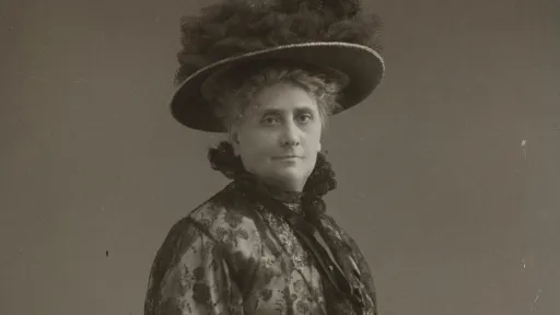 Portrett av Gina Krog med hatt