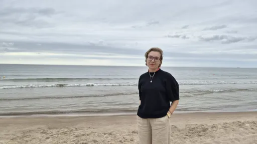 Auksė Beatričė Katarskytė på en strand ut mot åpent hav.