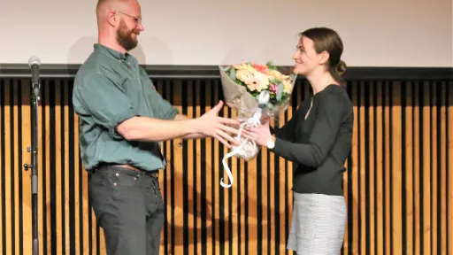 Erika Kvistad tar imot blomster fra Ketil Slagstad.