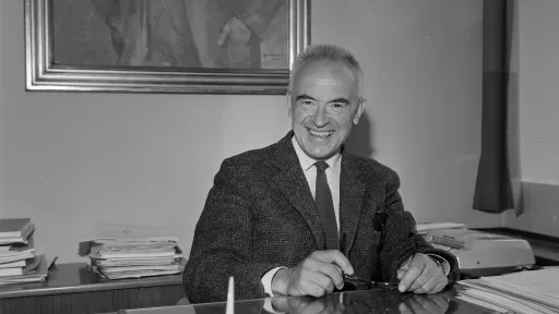 Karl Evang, smilende på kontor