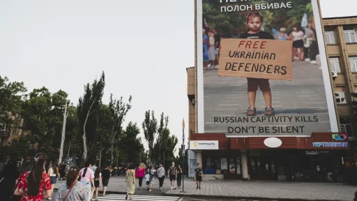 Gate i Mykolaiv i Ukraina, stor plakat "Free Ukrainian defenders"