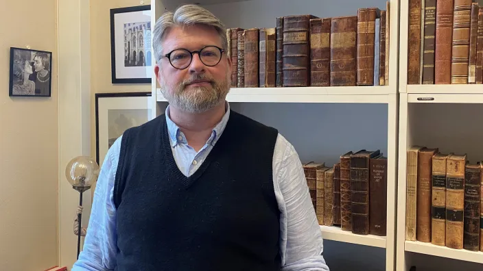 Jørn Øyrehagen Sunde på sitt kontor ved Rettshistorisk institutt