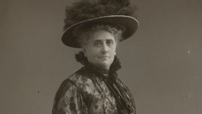 Portrett av Gina Krog med hatt