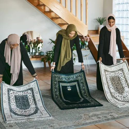 Muslimske kvinner ber på ramadan