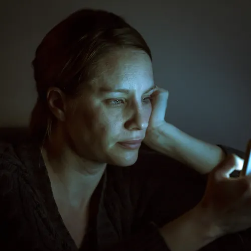 Kvinne ser på mobilen sin