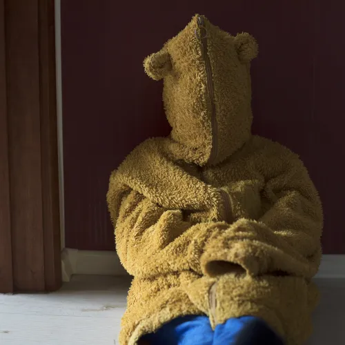 Barn med teddyfleece over ansiktet