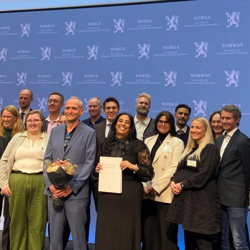 Gruppefoto av medlemmene i Mannsutvalget på lansering av rapporten.