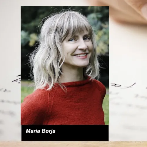 Portrettfoto Maria Børja mot et bakgrunnsfoto av en hånd som skriver.