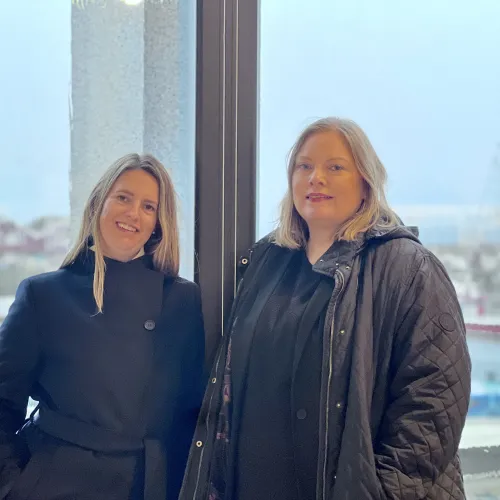 Ann-Torill Tørrisplass og Astri Dankertsen står foran moloen i Bodø