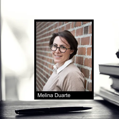 Portrettfoto av Melina Duarte mot debattbakgrunn: En stabel bøker og en penn