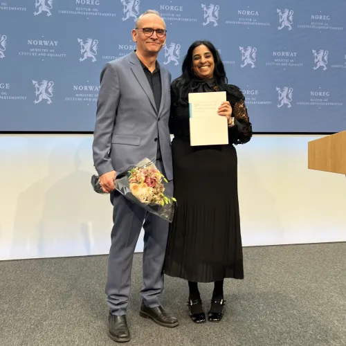 Mannsutvalgets leder Claus Jervell overleverer utredningen til kulturminister Lubna Jaffery. 