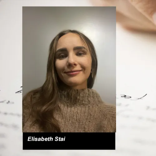 Portrett av Elisabeth Stai mot en bakgrunn av en hånd som skriver