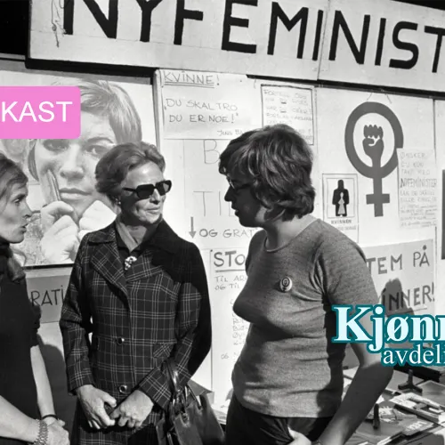 Svart-hvitt bilde av tre kvinner. Tekst: Podkast. Logo: Kjønnsavdelingen.