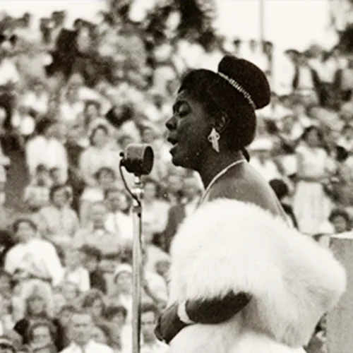 Ruth Reese på scenen i en utendørs konsert i 1959