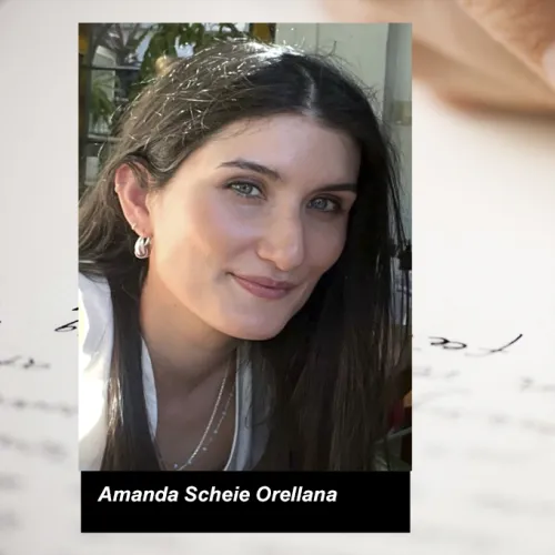 Portrettfoto av Amanda Scheie Orellana mot bakgrunn av penn som skriver