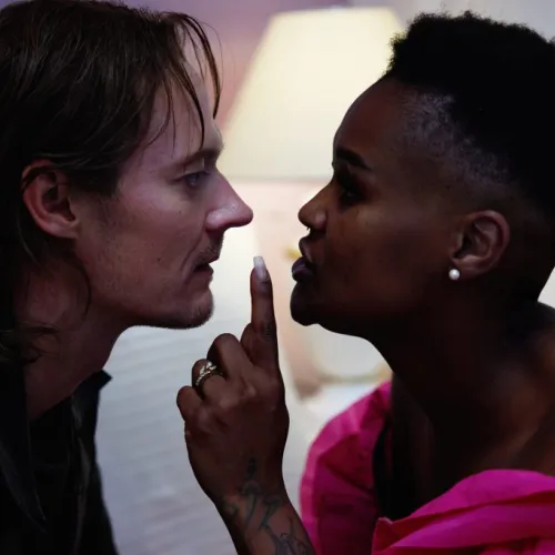 Jae Nyamburah som Hedda Gabler og Preben Hodneland som Eilert Løvborg i «Hedda Gabler» på Det Norske Teatret i 2024. 