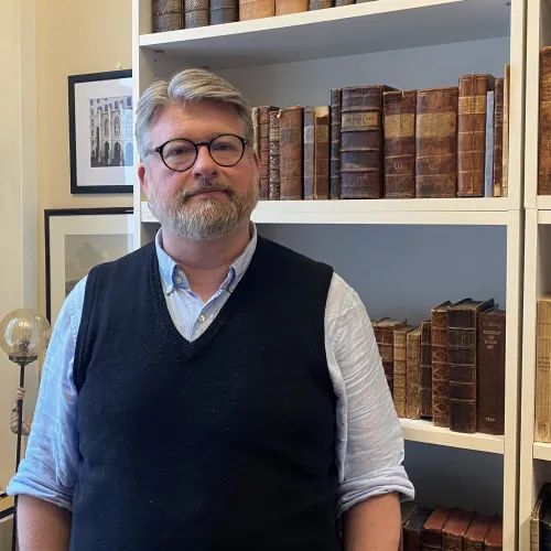 Jørn Øyrehagen Sunde på sitt kontor ved Rettshistorisk institutt