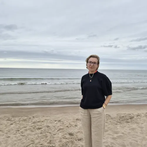Auksė Beatričė Katarskytė på en strand ut mot åpent hav.