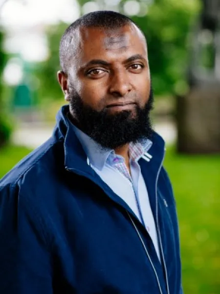 Universitetene gjør lite for å inkludere flyktninger i høyere utdanning, mener Juhar Yasin Abamosa, førstemanuensis ved HINN. (Foto: Bergens Næringsråd) 