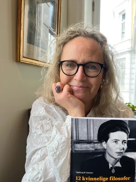 Portrettfoto av Ingeborg Owesen som holder sin nye bok om kvinnelige filosofer.
