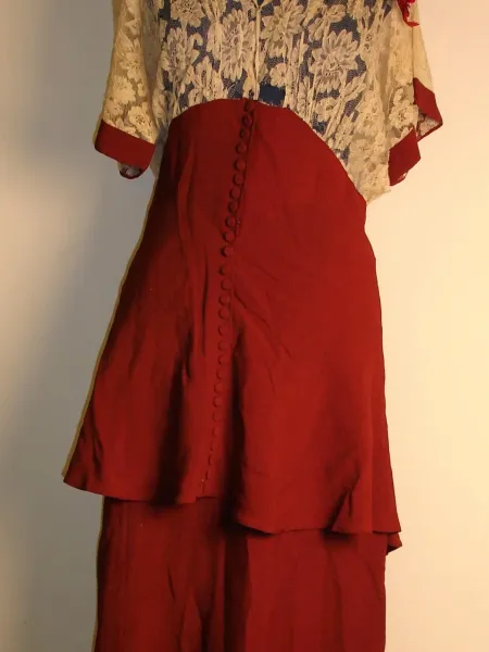 Aftenkjole i viscose, hvit blondetopp og rustrødt skjørt fra slutten av 1800-tallet/1900.