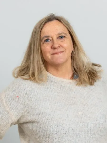Kvinne med halvlangt blondt hår
