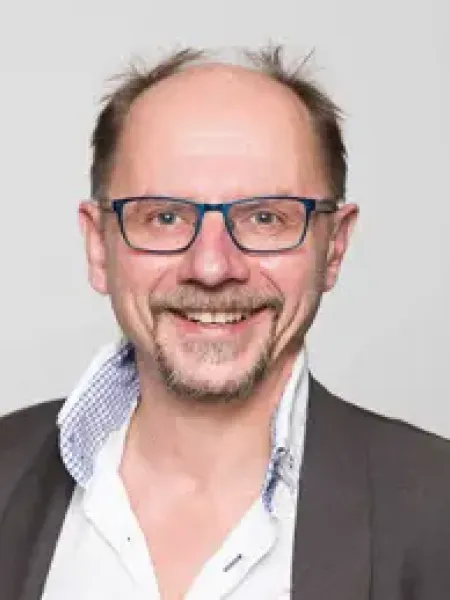 Portrettfoto av Runar Døving, professor ved Høyskolen Kristiania