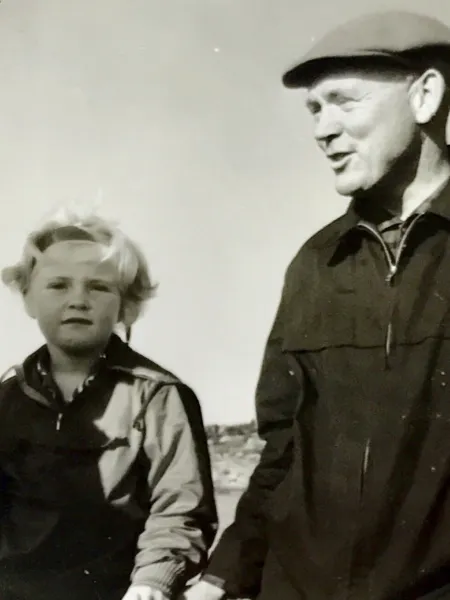 Marit Halvorsen som liten sammen med faren