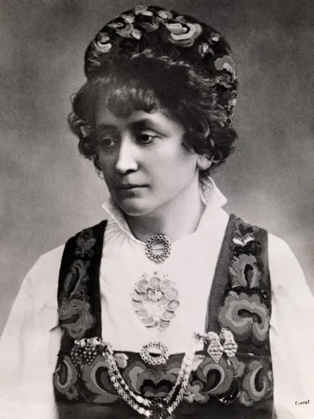 Hulda Garborg i bunad