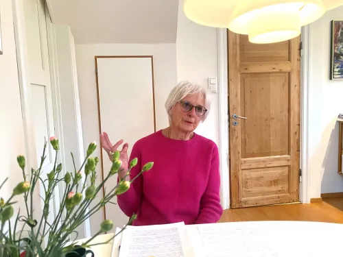 Kari Melby ved kjøkkenbordet