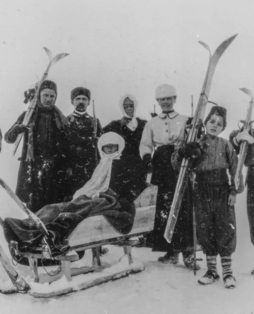 Bodil Biørn og ekteparet von Dobbeler på skitur med armenske hjelpere. 