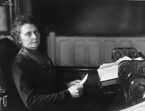Sort-hvitt foto tatt av Anna Rogstad på Stortinget 19. mars 1911