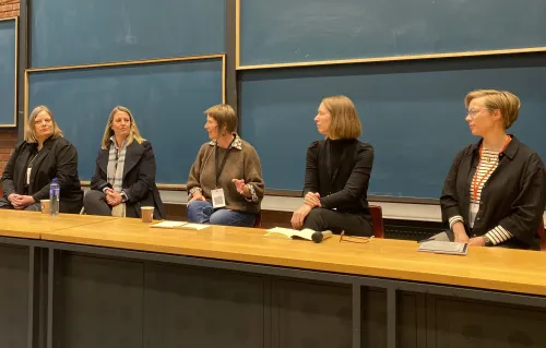 Astri Dankertsen, professor (t.v.) og Ann-Torill Tørrisplass, førsteamanuensis, Nord universitet, Ingvil Hellstrand, UiS, Jennifer Branlat, NTNU, Sara Orning, UiO