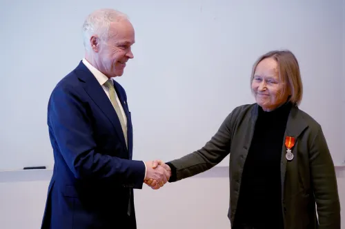 Jan Tore Sanner overrekker Inger Vagle Kongens fortjenestemedalje