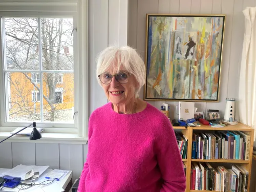 Melby foran vinduet på kontret sitt